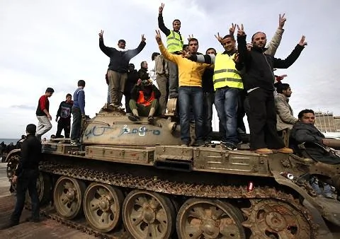 利比亞抗議者2月24日站在軍隊的坦克上