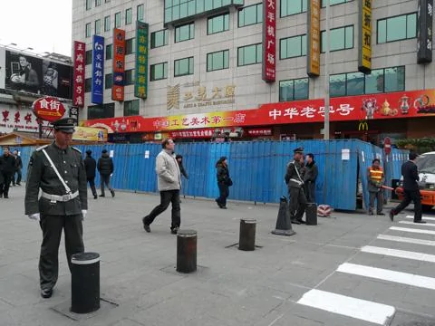 2月25日北京保安人员在计划举行茉莉花抗议的王府井地区加强警戒