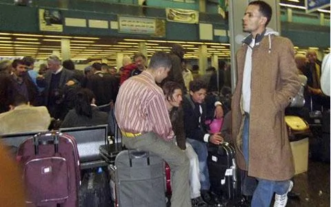 的黎波里机场挤满了希望离开利比亚的外国人