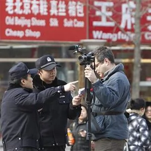 中国警察要求在北京王府井大街附近采访的美联社摄影师离开