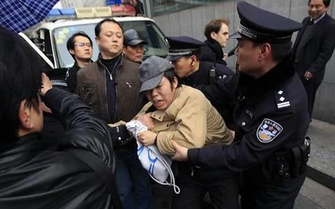 在上海的「茉莉花散步」現場，一名男子被警察居留