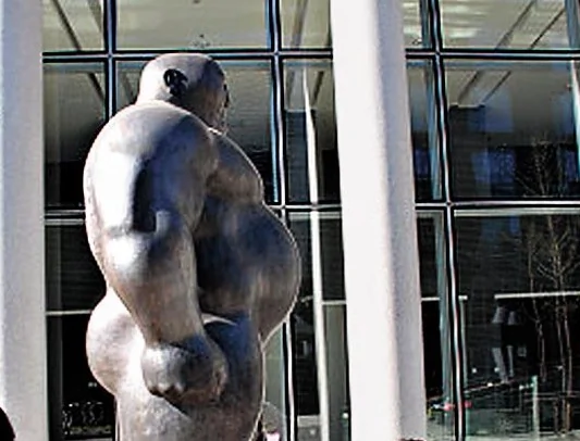 北大猛男雕像 对视老子像 引争议