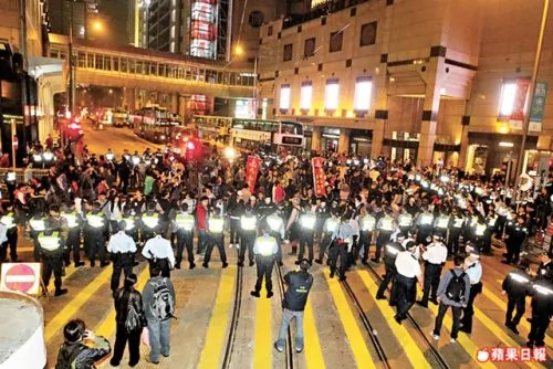逾萬港人遊行抗議預算案113人被捕