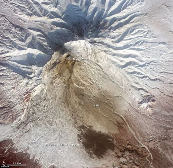 这张由美国宇航局拍摄的图片，显示的是俄罗斯思维纳弛火山坡上的火山灰流。