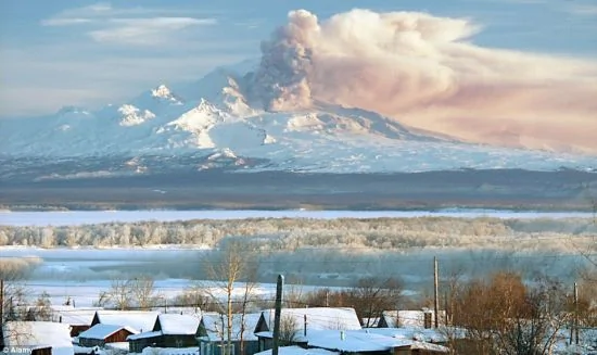 位于俄罗斯堪察加半岛东部偏远地区的思维纳弛火山喷出大量火山灰。