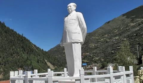 小金縣兩河口的毛澤東白色石雕像。文昌市的一座類似石像已經轟然倒地，一分為幾