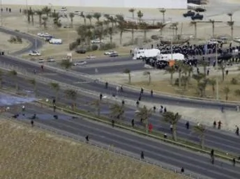 巴林 警察搭乘坦克、运兵车和巴士朝抗议群众推进