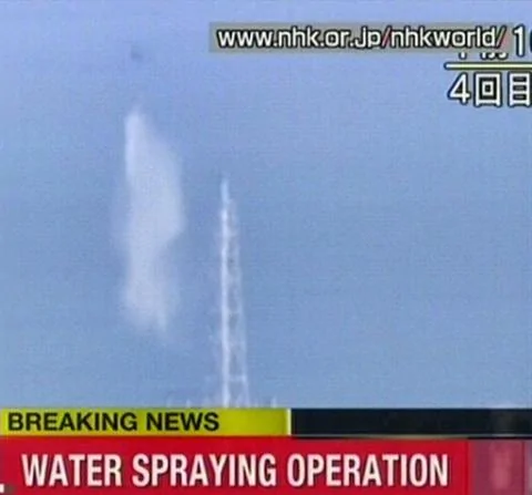 NHK的電視畫面顯示日本軍用直升機周四在向福島核電站3號機組倒水