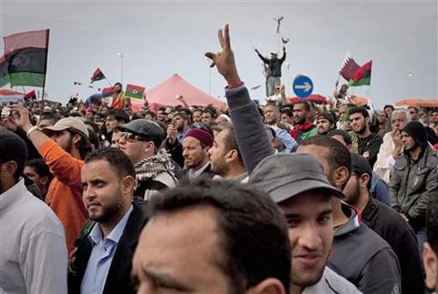 利比亞人周五在班加西主要廣場慶祝卡扎菲宣布停火的消息