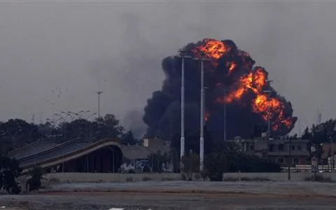 利比亚战机被击落后在班加西城边看到的大爆炸