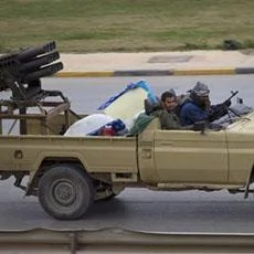 3月19日利比亚反政府武装开车穿过班加西