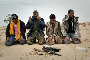 利比亚反卡扎菲人员在班加西南部前线祈祷
