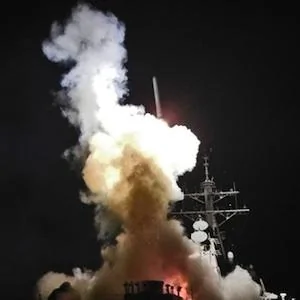美国导弹驱逐舰巴里号发射战斧巡航导弹打击利比亚目标