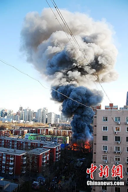 北京央視新址附近起火 現場濃煙滾滾
