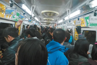 实拍拥挤的北京地铁：人进去，相片出来