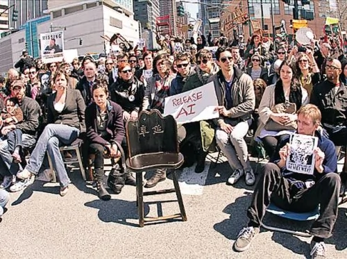 示威者高举椅子，要求释放艾未未