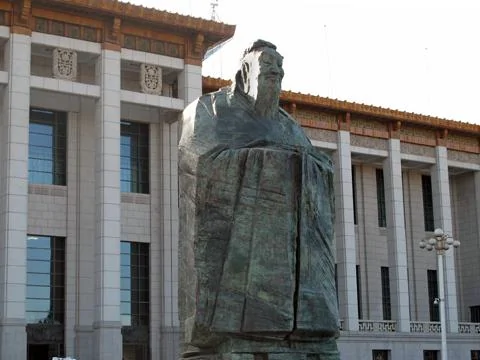 矗立在北京國家博物館前的孔子雕像
