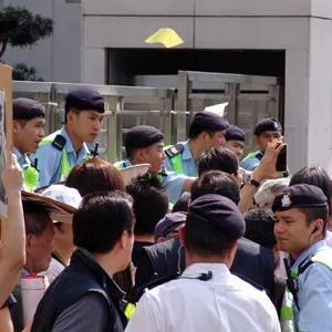 中聯辦大樓前維持秩序的警察與抗議民眾