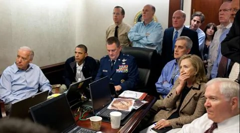 5月1号奥巴马总统和其他馆员密切关注特种部队行动的情景