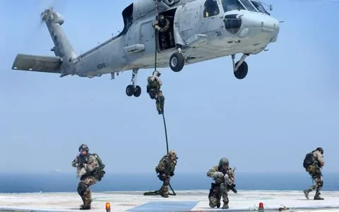 海豹突击队员从黑鹰直升机空降