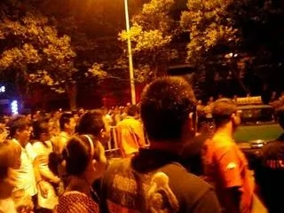 湖北襄樊軍人對老人施暴，1500名群眾掀翻軍車