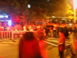 湖北襄樊軍人對老人施暴，1500名群眾掀翻軍車