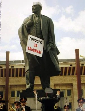 蘇聯解體後的莫斯科景像，列寧像上的牌子呼籲人們投票支持葉利欽
