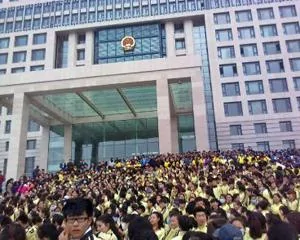 蒙古族學生和牧民在政府樓前抗議
