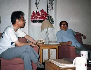 1988年7月10日，宇宙学及粒子物理会议期间，何祚庥（左），方励之在徐一鸿教授房间（南京大学中美文化中心）讨论时局。方正在向何祚庥“进行反革命宣传及鼓动反革命活动”，是为首条罪行。