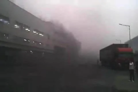 富士康成都基地發生爆炸 廠房濃煙滾滾