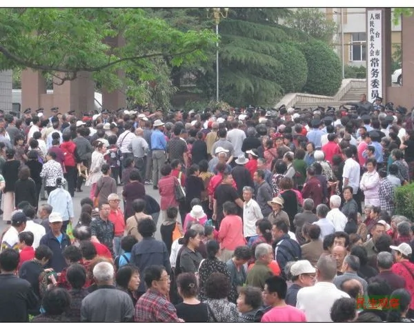 山東煙臺數千退休工人堵路抗議的現場圖片