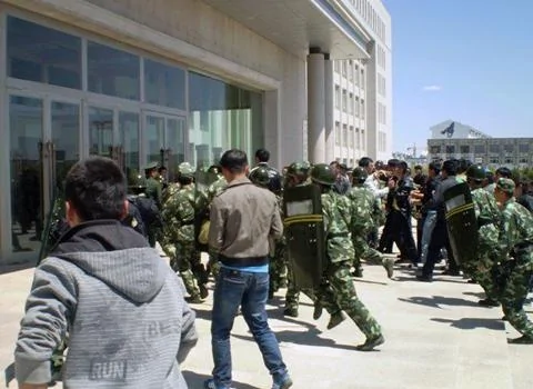 中國防暴警察5月27日與內蒙古抗議民眾對峙