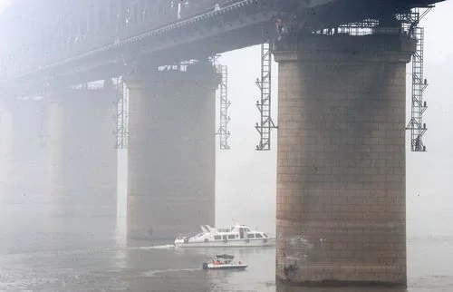 險！萬噸級油輪撞上武漢長江大橋