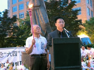圖片：著名作家鄭義和前學運領袖封從德等在燭光集會上發言。（記者唐琪薇攝）