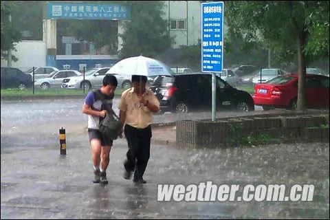 北京:暴雨冰雹十分钟 气温骤降十多度