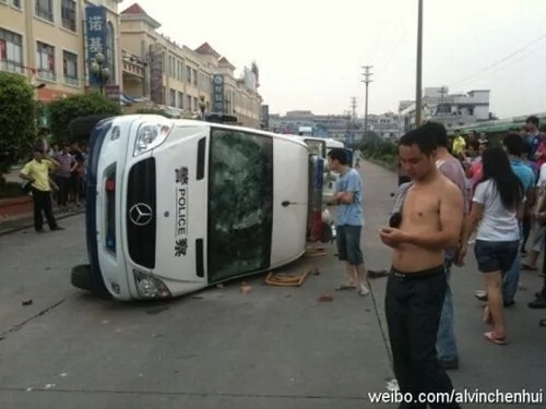 孕婦傷重 廣州千人怒砸警車