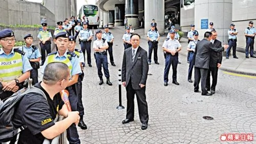 示威者諷龜縮120警貼身保護王光亞