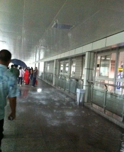 囧!上海多条地铁线站点漏雨 沿路用塑料袋接水