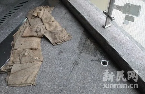 囧!上海多条地铁线站点漏雨 沿路用塑料袋接水