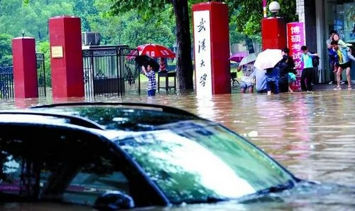 長江流域重鎮武漢暴雨後的慘狀