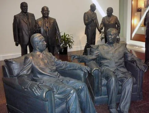 美国尼克松图书馆世界领袖展厅有毛泽东、周恩来、邱吉尔、戴高乐、赫鲁晓夫、萨达特等人之像。墙上有告示说展示其塑像不代表美国政府赞成其主张
