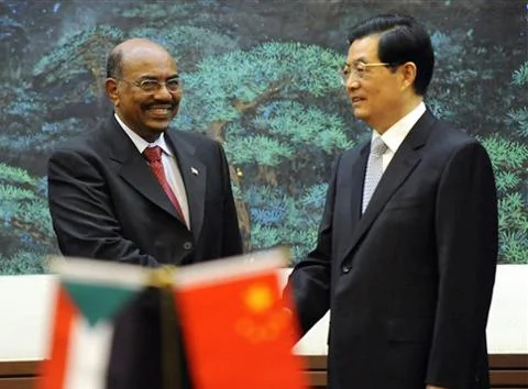 中共國家主席胡錦濤與蘇丹總統巴希爾6月29日在北京人民大會堂舉行的簽字儀式上握手