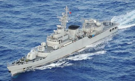 中國軍艦在日本宮古島附近海域航行