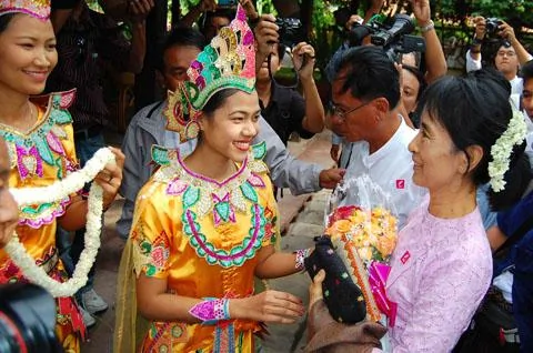 緬甸民主領導人翁山蘇姬7月4日抵達蒲甘一家旅館時接受歡迎者獻花