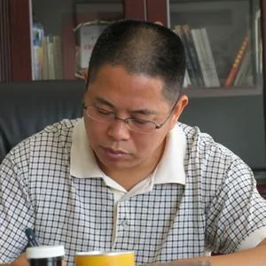 河南风雅颂置业公司总经理曹天在工作