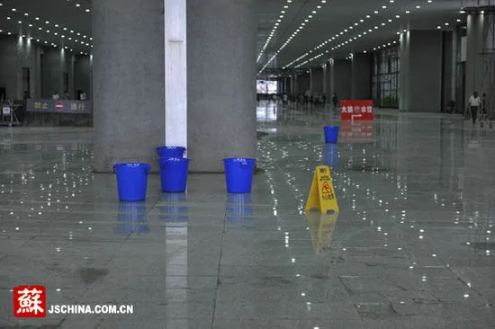 難以置信：京滬高鐵南京南站因暴雨現漏水和地基下沉(組圖)