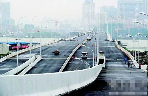 武漢一新建大橋出現傾斜 官方稱是為了方便排水