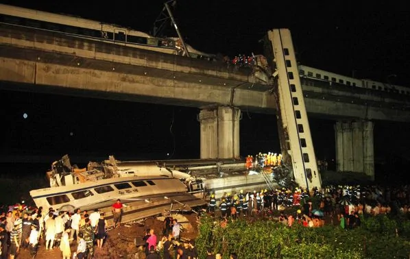 纪实：温州动车追尾坠桥事故