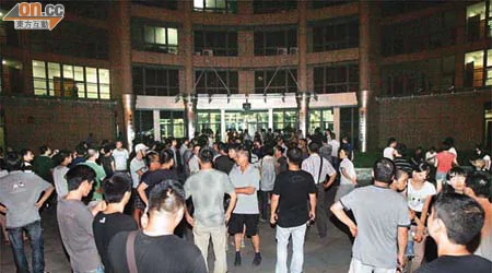 死者家屬昨晚到溫州市政府外，要求與鐵道部交涉。 （特派記者袁志豪攝）
