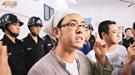 遇难者家属杨峰怒斥当局无全力搜救死伤者，要求当局尽快给予交代。 （特派记者袁志豪摄）